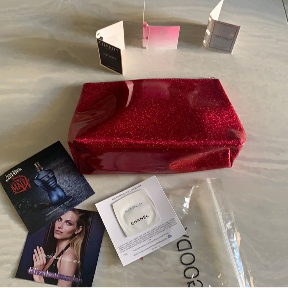 🎉1 hr sale 🎉 sparkly makeup bag & goodie’s